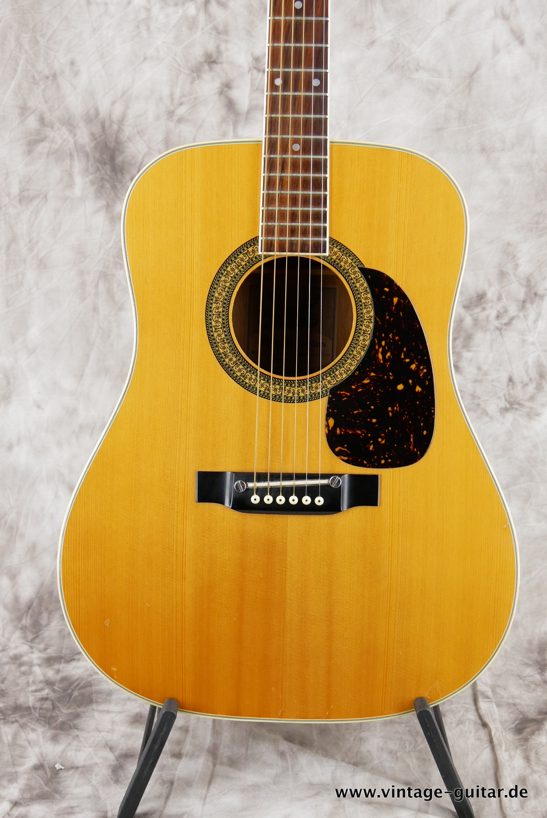 img/vintage/5156/Alvarez_5022-Dreadnought_ solid_top_natural_Japan_1975-003.JPG